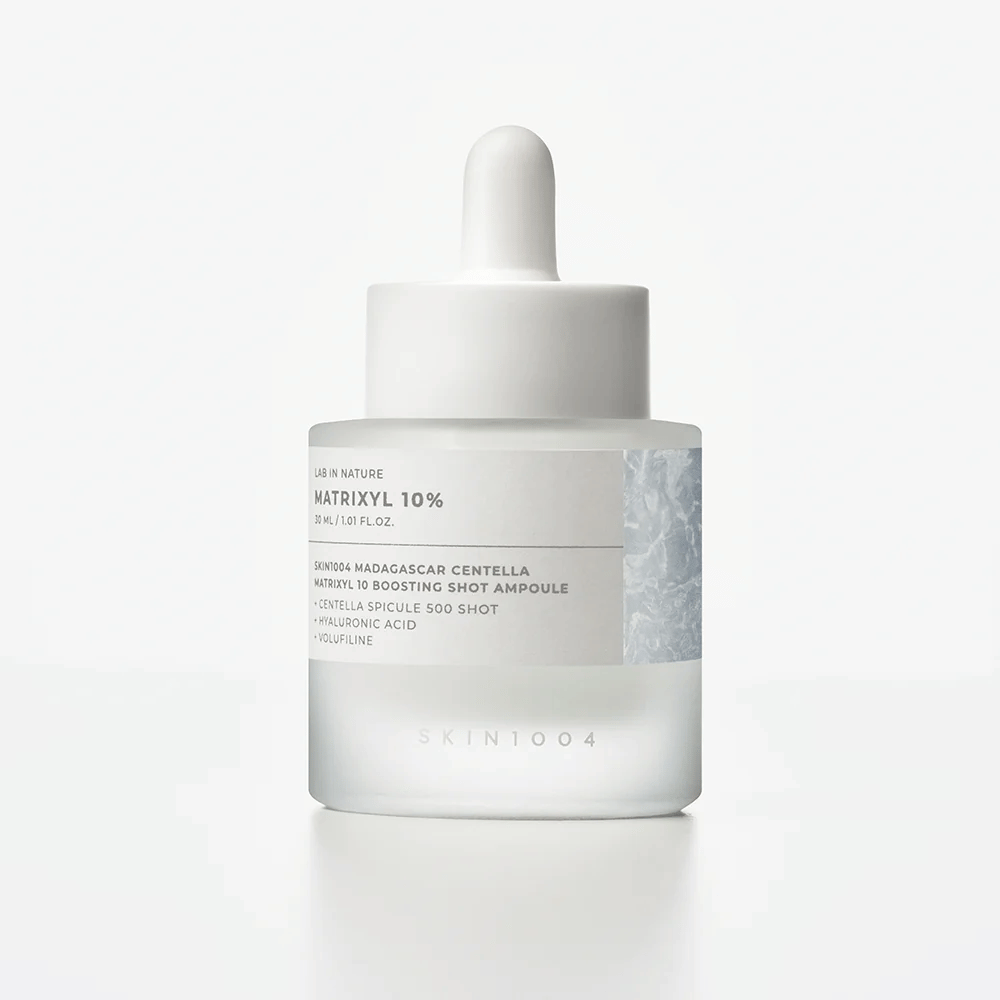 SKIN1004 Madagascar Centella Matrixyl 10 Boosting Shot Ampoule v originalni embalaži – serum za obraz z Matrixyl 10 %, hialuronsko kislino in centello za napolnjeno in gladko kožo.