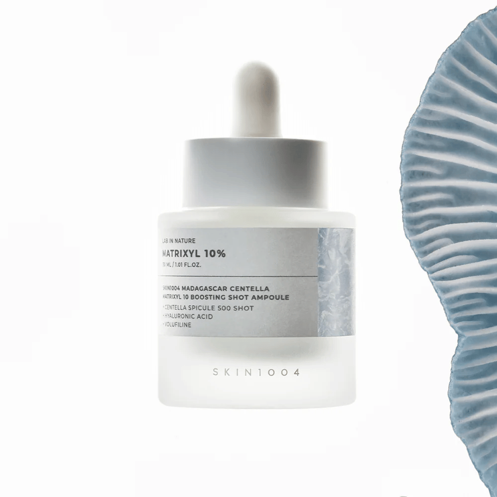 SKIN1004 Madagascar Centella Matrixyl 10 Boosting Shot Ampoule – korejski serum z 10 % Matrixyla in centella asiatica za čvrsto kožo, izboljšano elastičnost in intenzivno vlaženje.