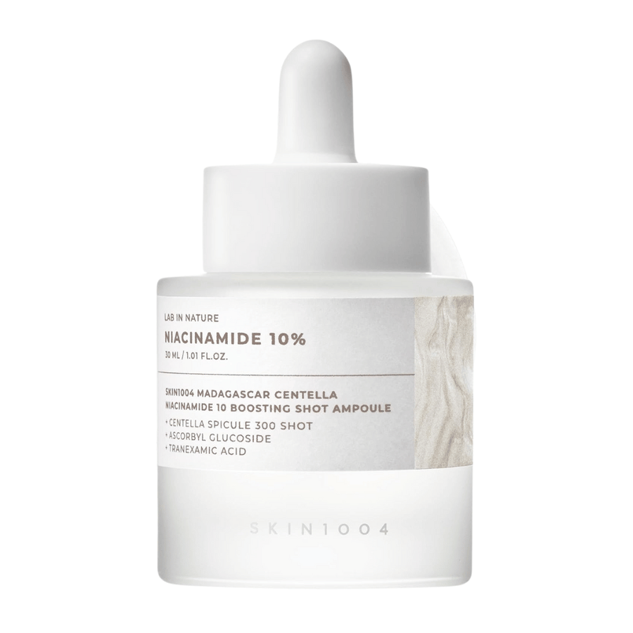 SKIN1004 Madagascar Centella Niacinamide 10 Boosting Shot Ampoule stoji na beli podlagi – visokokoncentrirani niacinamidni serum za jasnejšo kožo, sijaj in uravnoteženo proizvodnjo sebuma.