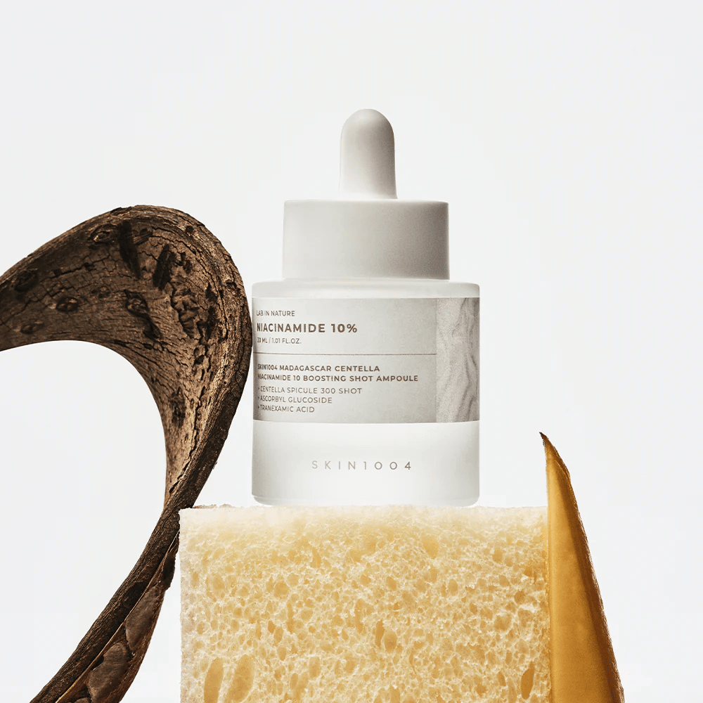 SKIN1004 Madagascar Centella Niacinamide 10 Boosting Shot Ampoule v življenjskem slogu – obrazni serum, ki pomaga zmanjšati neenakomeren ton kože in okrepiti kožno pregrado.