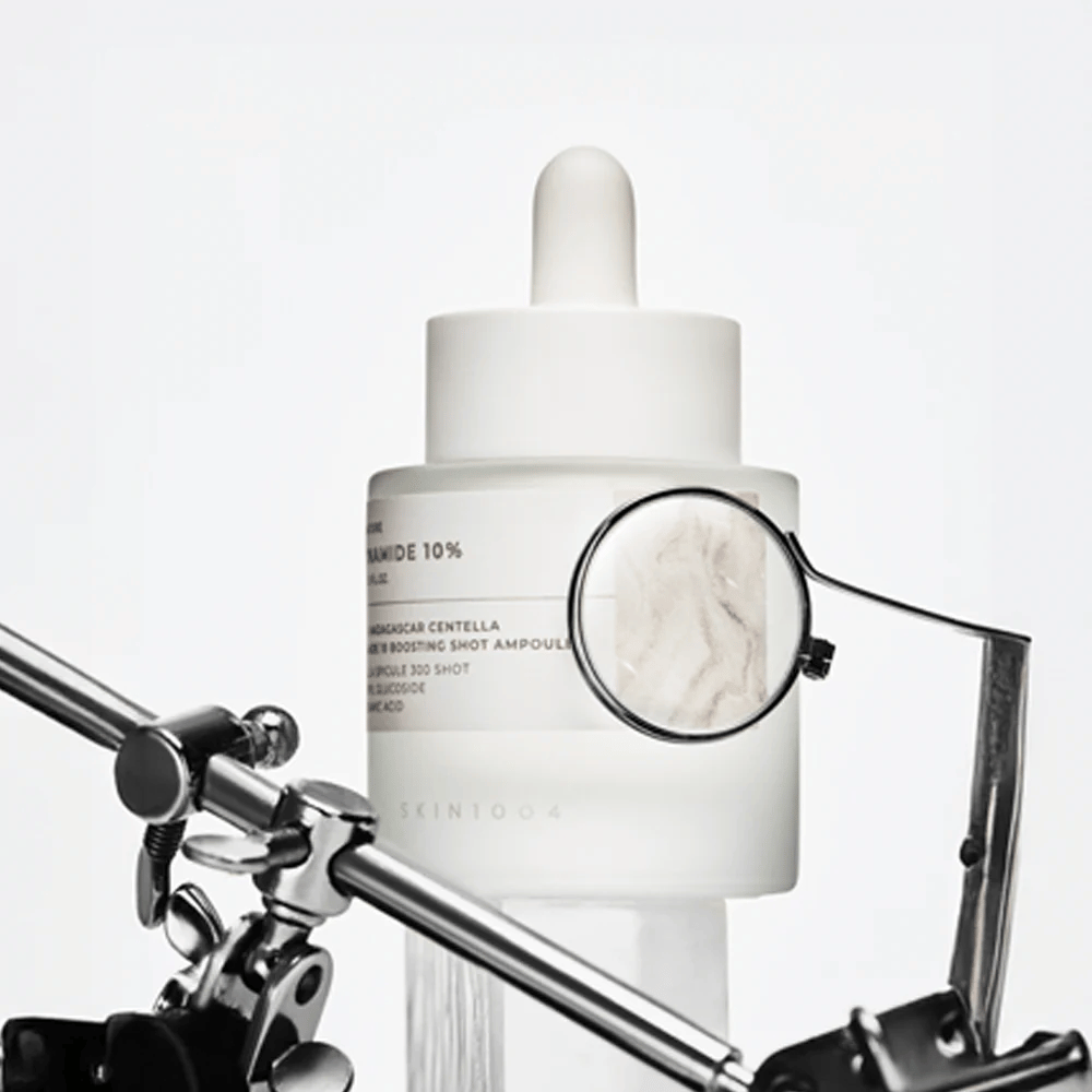 Podrobna slika SKIN1004 Madagascar Centella Niacinamide 10 Boosting Shot Ampoule poudarja osredotočenost na sestavine in aktivno formulo za jasnejšo kožo in enakomerno strukturo kože.