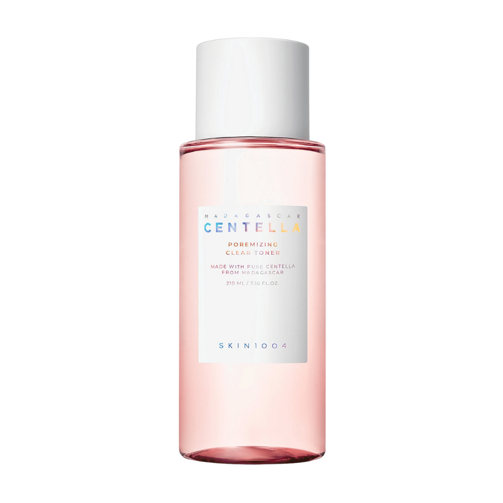 Steklenica z Madagascar Centella Poremizing Clear Tonerjem, ki je prozorna z roza odtenkom. Izdelek ima bel pokrov in etiketo z napisom "Poremizing Clear Toner" in "Made with Pure Centella from Madagascar." Steklenica vsebuje 210 ml in daje občutek svežine in nege kože.