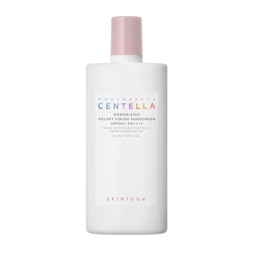 SKIN1004 Madagascar Centella Poremizing Velvet Finish Sunscreen SPF 50+ PA++++ – krema za sončenje s Centello Asiatica z Madagaskarja, ki pomirja kožo, zmanjšuje sijaj in nudi visoko širokospektralno UV-zaščito.