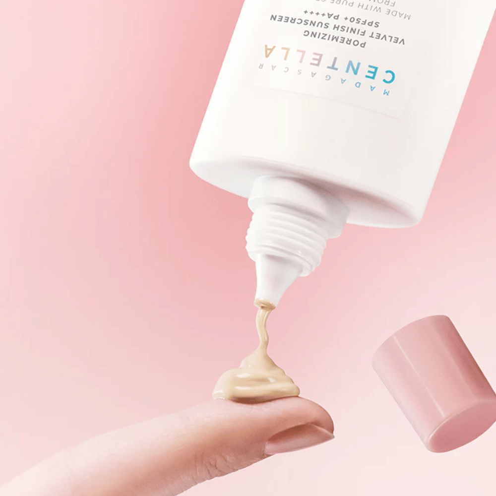 Kremasta tekstura SKIN1004 Madagascar Centella Poremizing Velvet Finish Sunscreen SPF 50+ PA++++ se zlije s kožo in zagotovi naraven, žametno gladek zaključek brez lepljivosti.