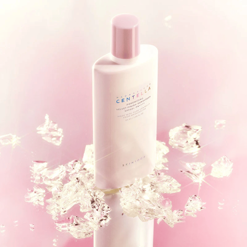 SKIN1004 Madagascar Centella Poremizing Velvet Finish Sunscreen SPF 50+ PA++++ z lahko formulo, ki se gladko vpije in nudi dolgotrajno zaščito z mehkim, žametnim občutkom.