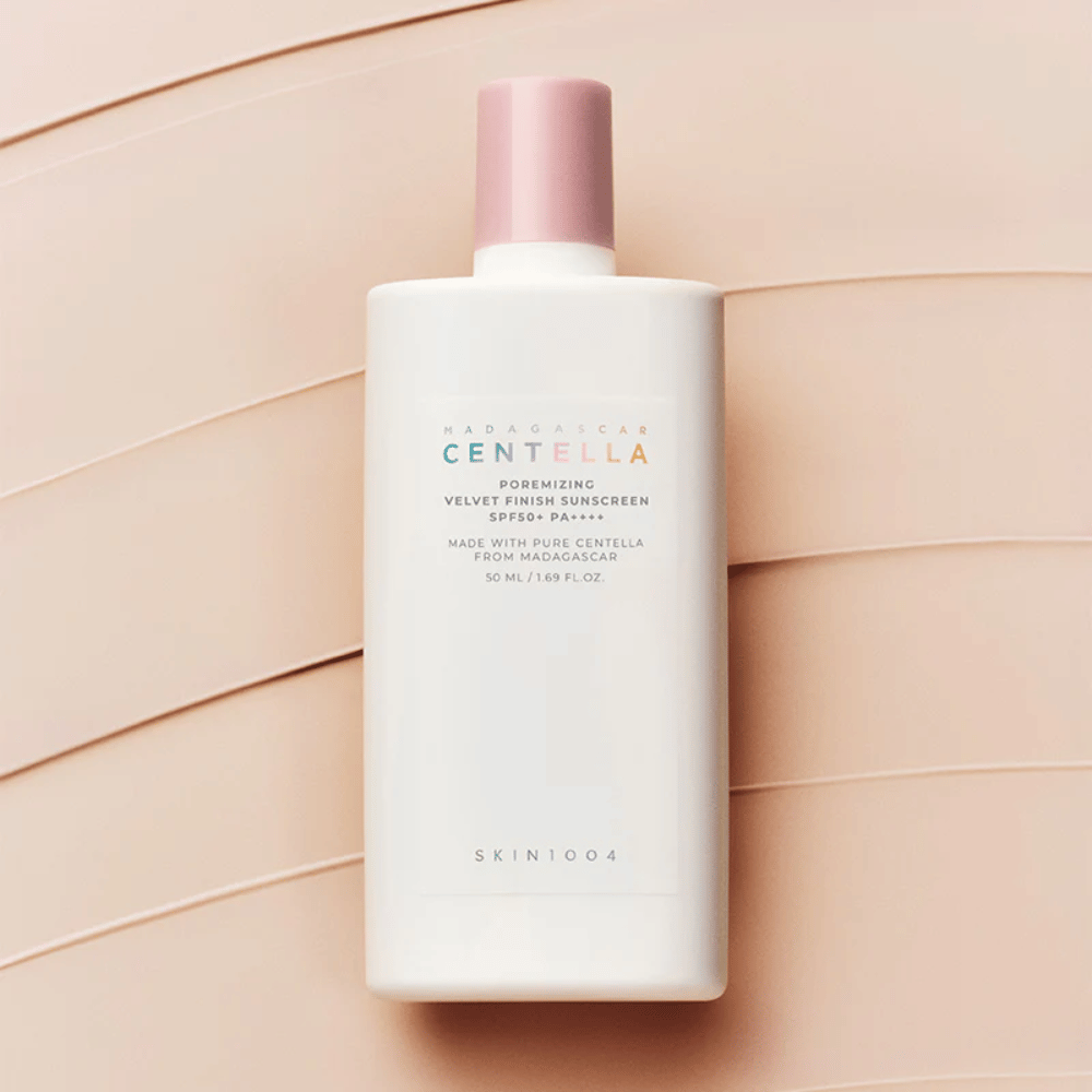 SKIN1004 Madagascar Centella Poremizing Velvet Finish Sunscreen SPF 50+ PA++++ s Centello Asiatica, ki pomirja kožo in pusti prijeten, mat zaključek brez bele sledi.