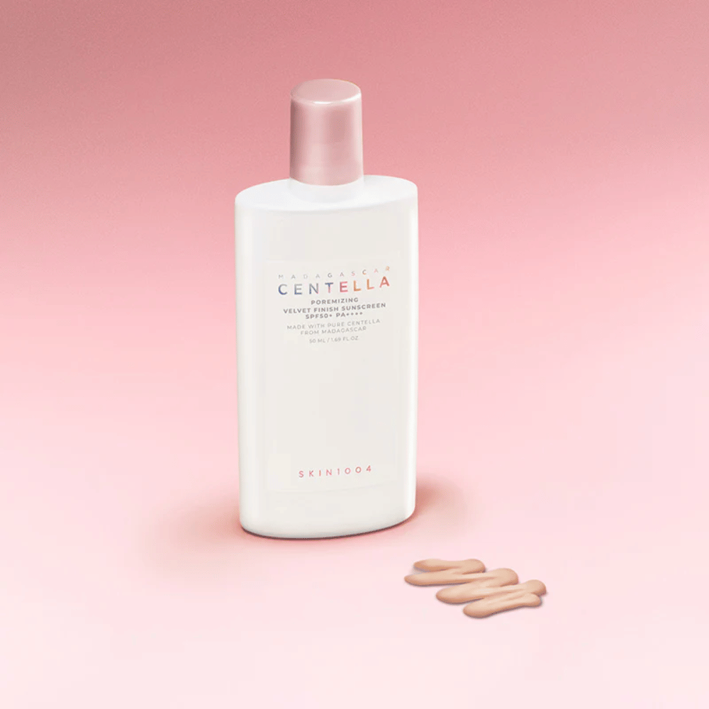 SKIN1004 Madagascar Centella Poremizing Velvet Finish Sunscreen SPF 50+ PA++++ – lahka krema za sončenje z žametno gladkim zaključkom, ki ščiti kožo in pomaga nadzorovati sijaj.