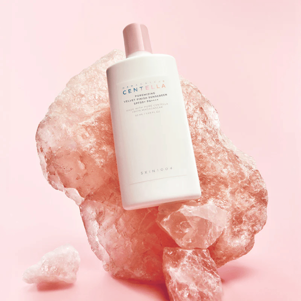 SKIN1004 Madagascar Centella Poremizing Velvet Finish Sunscreen SPF 50+ PA++++ s Centello Asiatica z Madagaskarja, ki pomirja kožo in daje naravno matiran, mehak zaključek.
