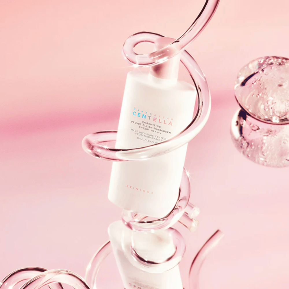SKIN1004 Madagascar Centella Poremizing Velvet Finish Sunscreen SPF 50+ PA++++ z žametnim zaključkom, ki ščiti kožo pred UVA- in UVB-žarki, hkrati pa pomaga zmanjšati vidnost por.