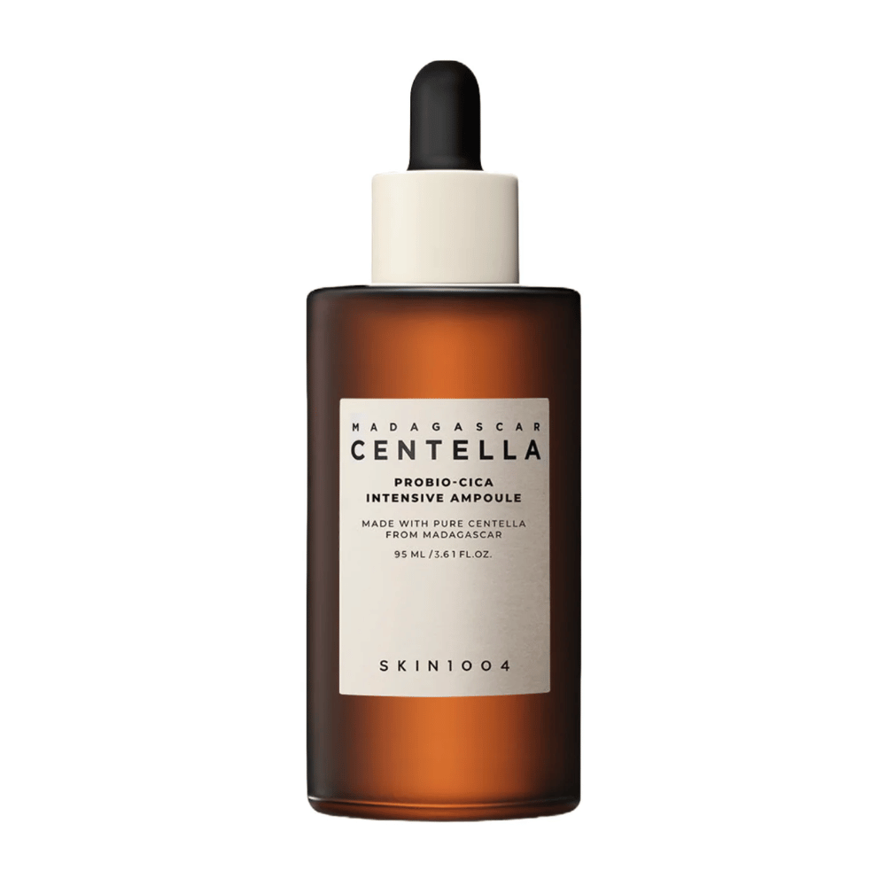 Rjava steklenica s kapalko od SKIN1004 Madagascar Centella Probio-Cica Intensive Ampoule na enobarvnem ozadju.