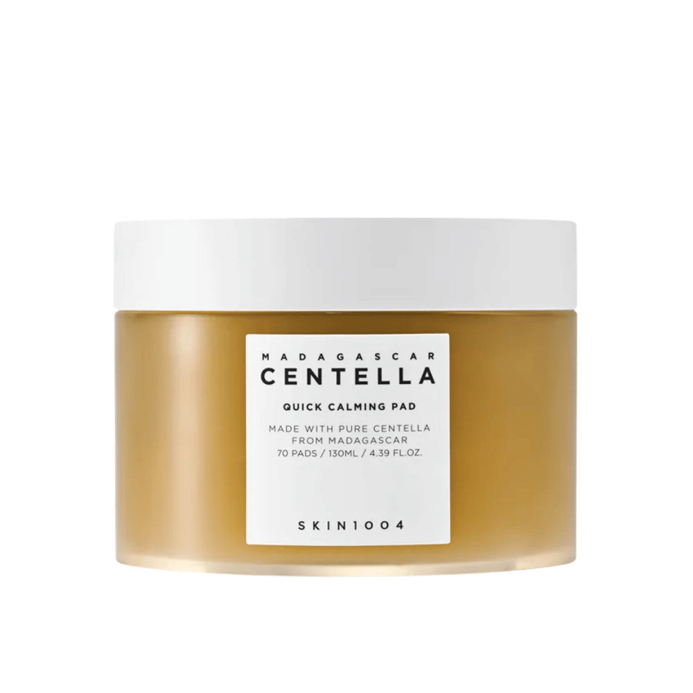 SKIN1004 Madagascar Centella Quick Calming Pad – rjava plastična posoda z belim pokrovom in belo etiketo, vsebuje 70 blazinic (130 ml).