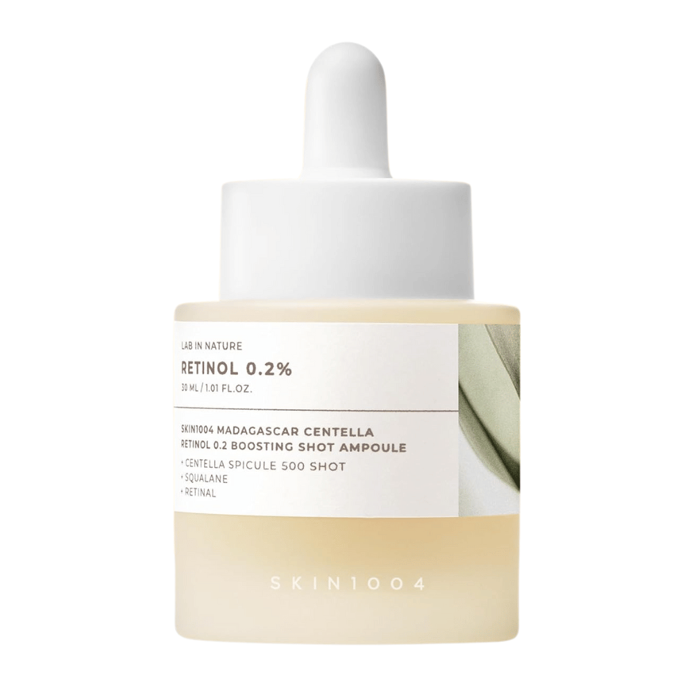 SKIN1004 Madagascar Centella Retinol 0.2 Boosting Shot Ampoule na beli podlagi – nežen, a učinkovit retinol serum za bolj fine linije, enakomernejšo kožo in povečano čvrstost.