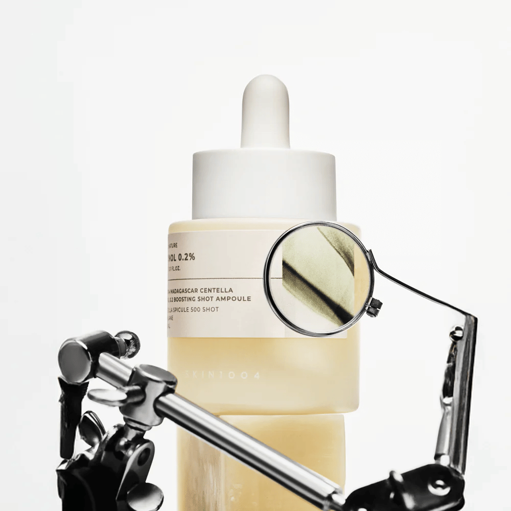 Podrobna slika SKIN1004 Madagascar Centella Retinol 0.2 Boosting Shot Ampoule, ki poudarja aktivno formulo z retinolom, centella spicule in squalane za učinkovito obnovo kože.