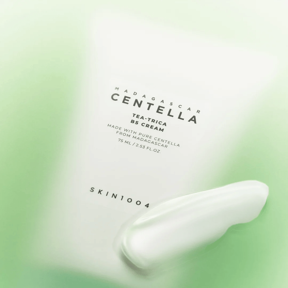 SKIN1004 Tea-Trica B5 Cream z lahko formulo, ki uravnava nastajanje loja in je primerna za mastno kožo ter kožo, nagnjeno k aknam