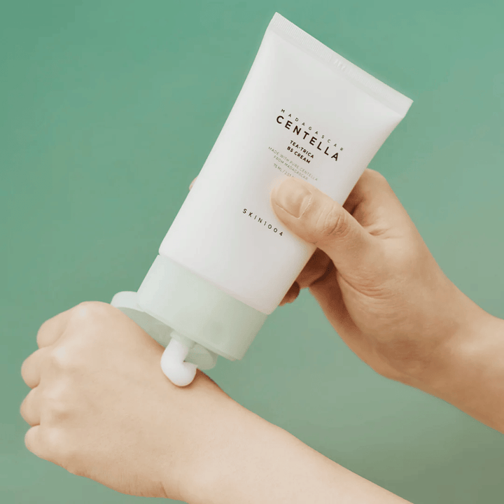 Vlažilna krema za obraz znamke SKIN1004 s Tea-Trica in B5, ki pomaga pri aknah, rdečici in občutljivi koži