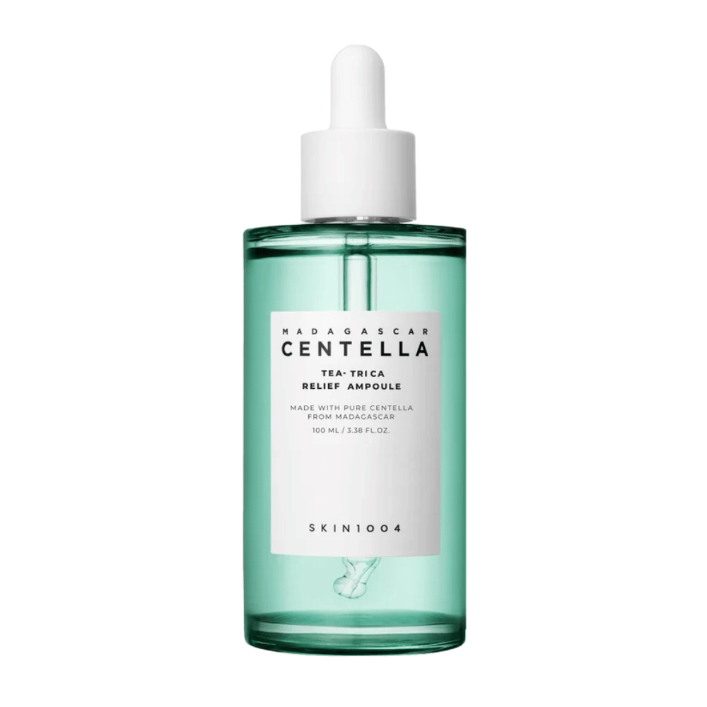 Zelena prozorna steklenica z belo etiketo in pipeto – SKIN1004 Madagascar Centella Tea-Trica Relief Ampoule 100 ml proti beli podlagi.
