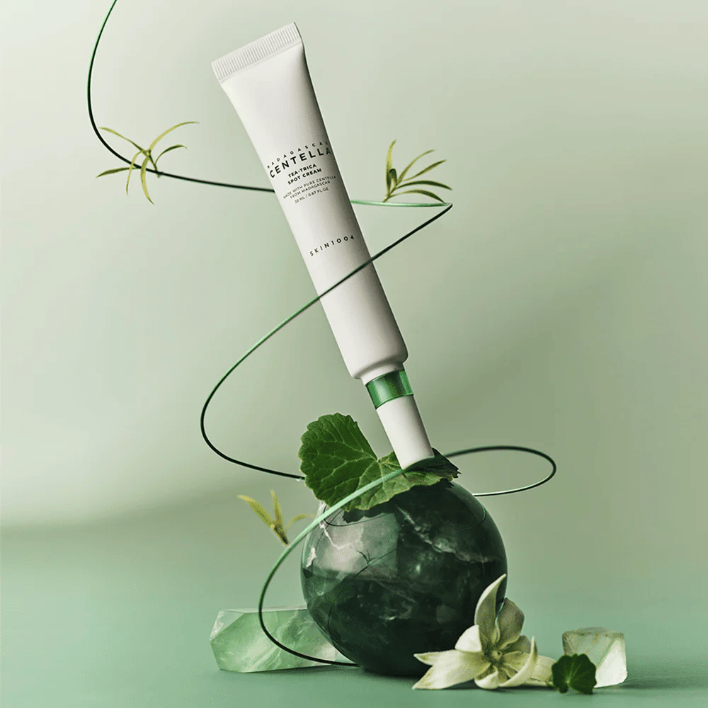 SKIN1004 Tea-Trica Spot Cream s centello asiatica in botaničnimi elementi – korejska krema za akne za pomiritev draženja in zmanjšanje rdečice.