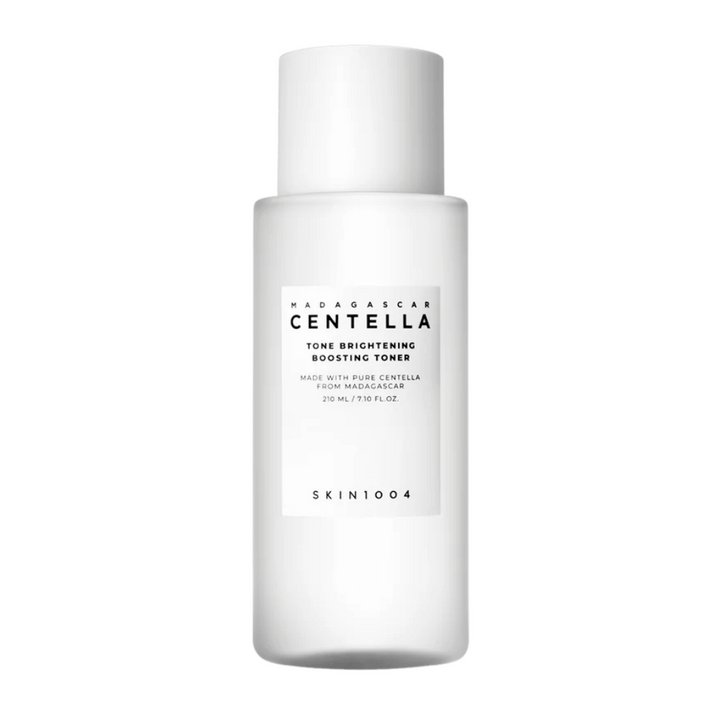 Slika izdelka SKIN1004 Madagascar Centella Tone Brightening Boosting Toner – bela, elegantna steklenička z minimalističnim dizajnom in črnim besedilom.