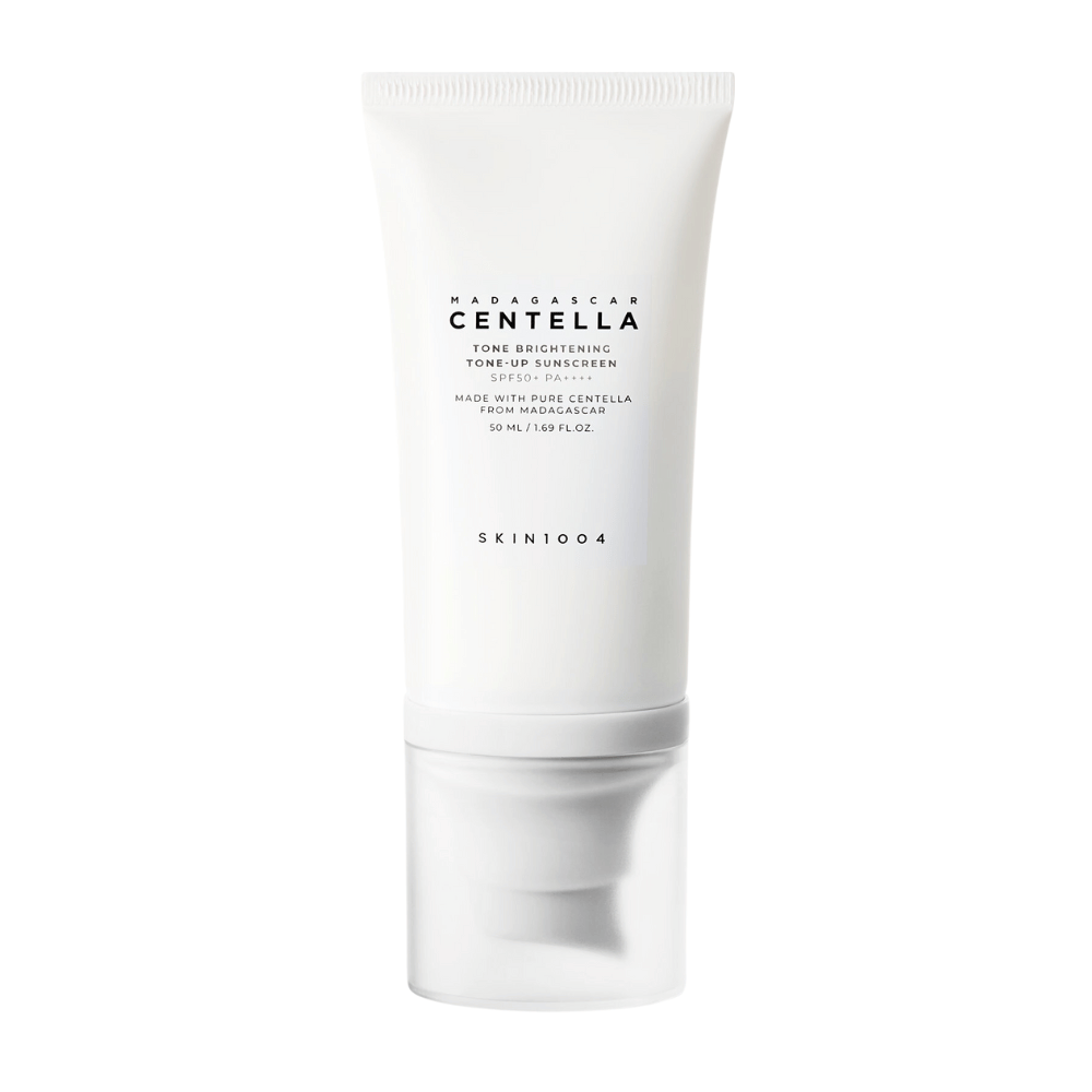 Ena tuba z Madagascar Centella Tone Brightening Tone-Up Sunscreen iz SKIN1004. Tuba je bela s črnim besedilom in vsebuje 50 ml. Izdelek ima SPF 50+ PA++++ in je izdelan s čisto Centello iz Madagaskarja.