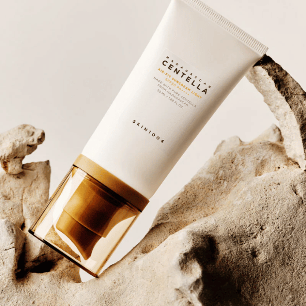 SKIN1004 Madagascar Centella Air-Fit Suncream Light SPF30 – vlažilna zaščita pred soncem, ki pomaga krepiti kožno pregrado in zagotavlja naraven, svež rezultat.