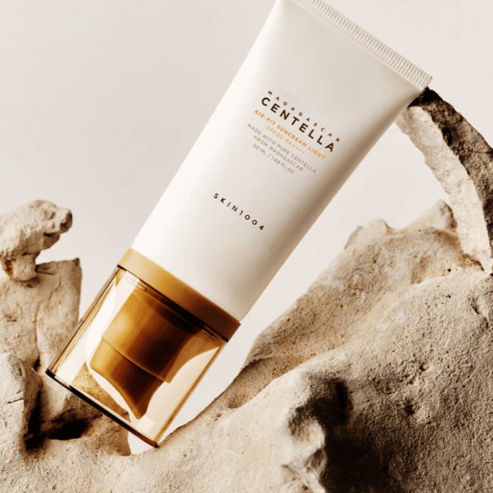 SKIN1004 Madagascar Centella Air-Fit Suncream Light SPF30 – vlažilna zaščita pred soncem, ki pomaga krepiti kožno pregrado in zagotavlja naraven, svež rezultat.
