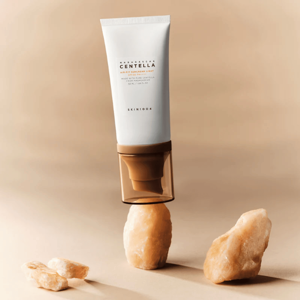 SKIN1004 Madagascar Centella Air-Fit Suncream Light – korejska krema za sončenje z lahko formulo, ki se hitro vpije in pomaga pomiriti kožo s centella asiatica.