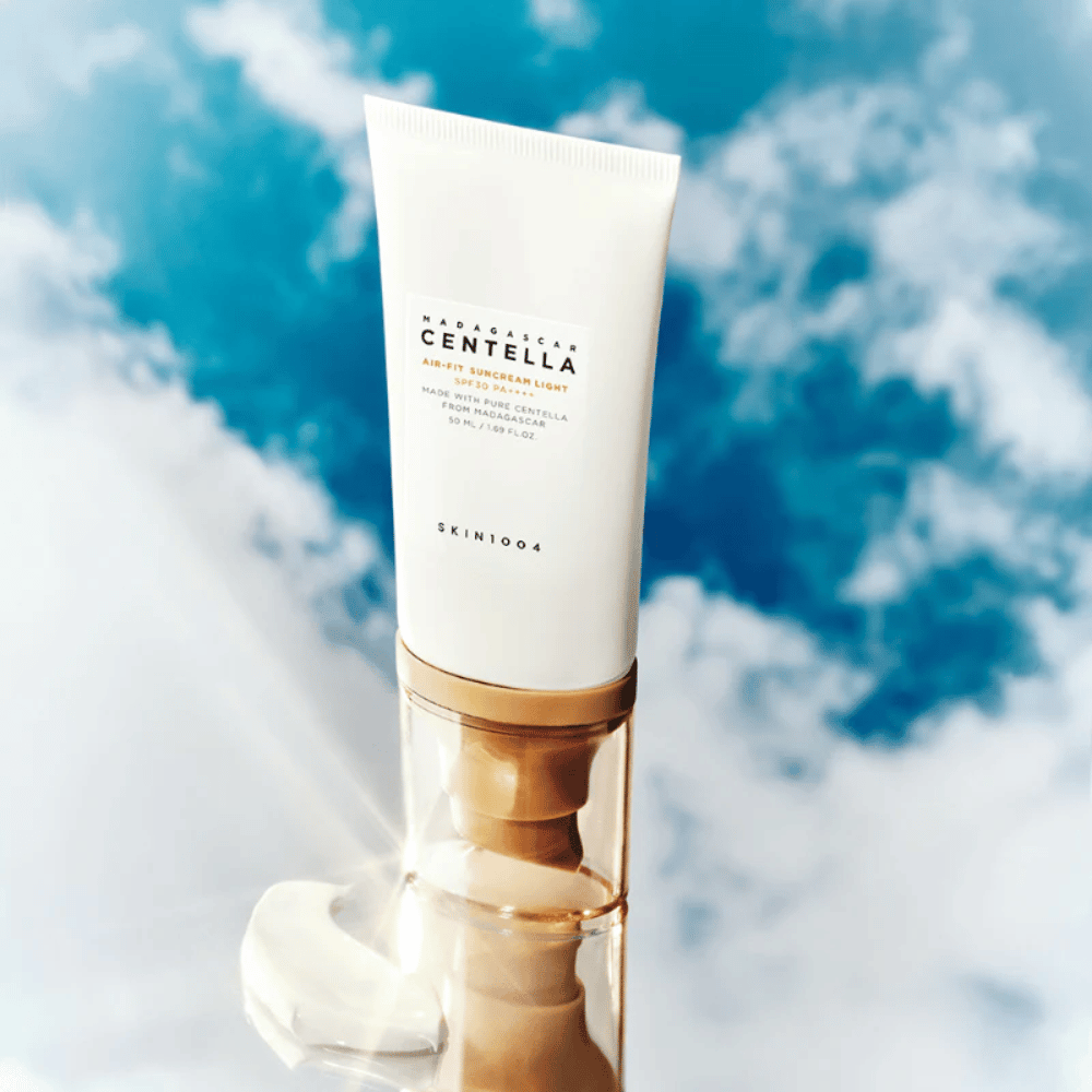 SKIN1004 Madagascar Centella Air-Fit Suncream Light SPF30 PA++++ – lahka krema za sončenje s centella asiatica, ki ščiti kožo pred UV-sevanjem in zagotavlja vlaženje brez občutka teže.