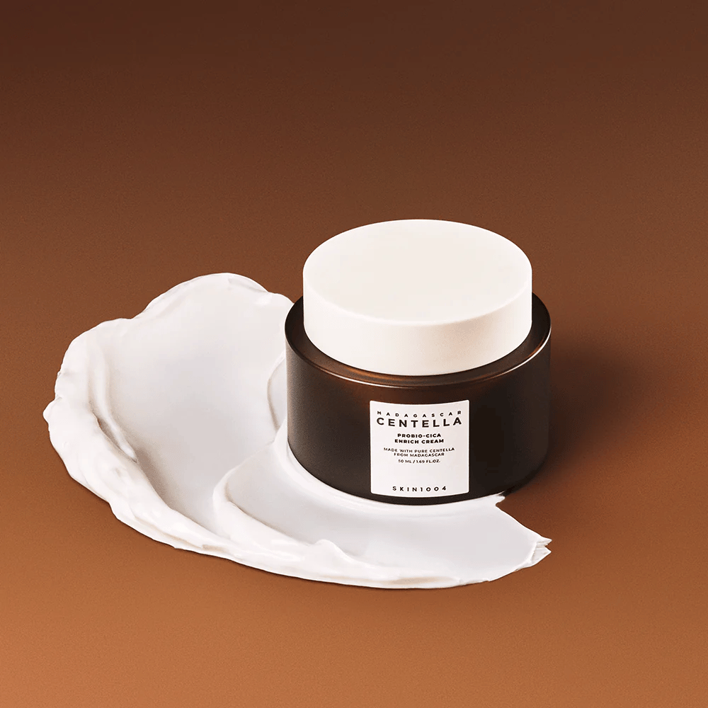 SKIN1004 Madagascar Centella Probio-Cica Enrich Cream, postavljena na sloj kreme – vlažilna in pomirjujoča obrazna krema s centella asiatica.