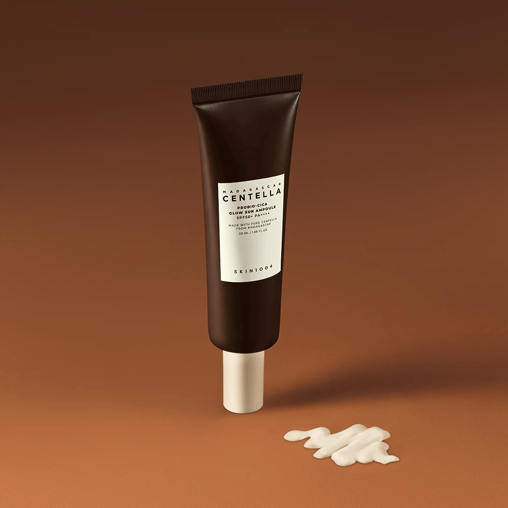 SKIN1004 Madagascar Centella Probio-Cica Glow Sun Ampoule ima svilnato gladko, rahlo obarvano formulo, ki se zlije s kožo. Ščiti z SPF50+ PA++++, globoko vlaži in daje naraven sijaj – popolna za vsakodnevno uporabo.