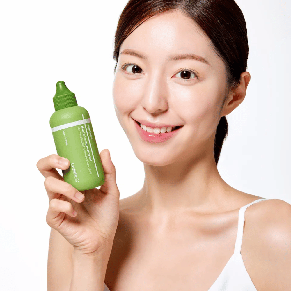 Centellian24 Madeca Matcha Toning Peeling Gel v roki – korejski piling za obraz, ki pomaga nežno eksfolirati kožo in izboljšati sijaj kože.