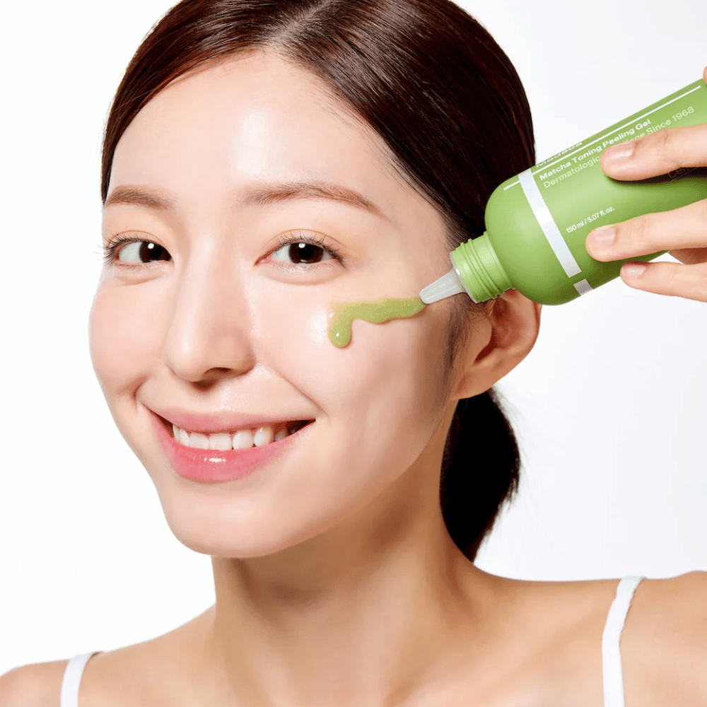 Oseba, ki nanaša Centellian24 Madeca Matcha Toning Peeling Gel – blag piling ki pomaga odstraniti odmrle kožne celice in narediti kožo mehkejšo in bolj sijočo.