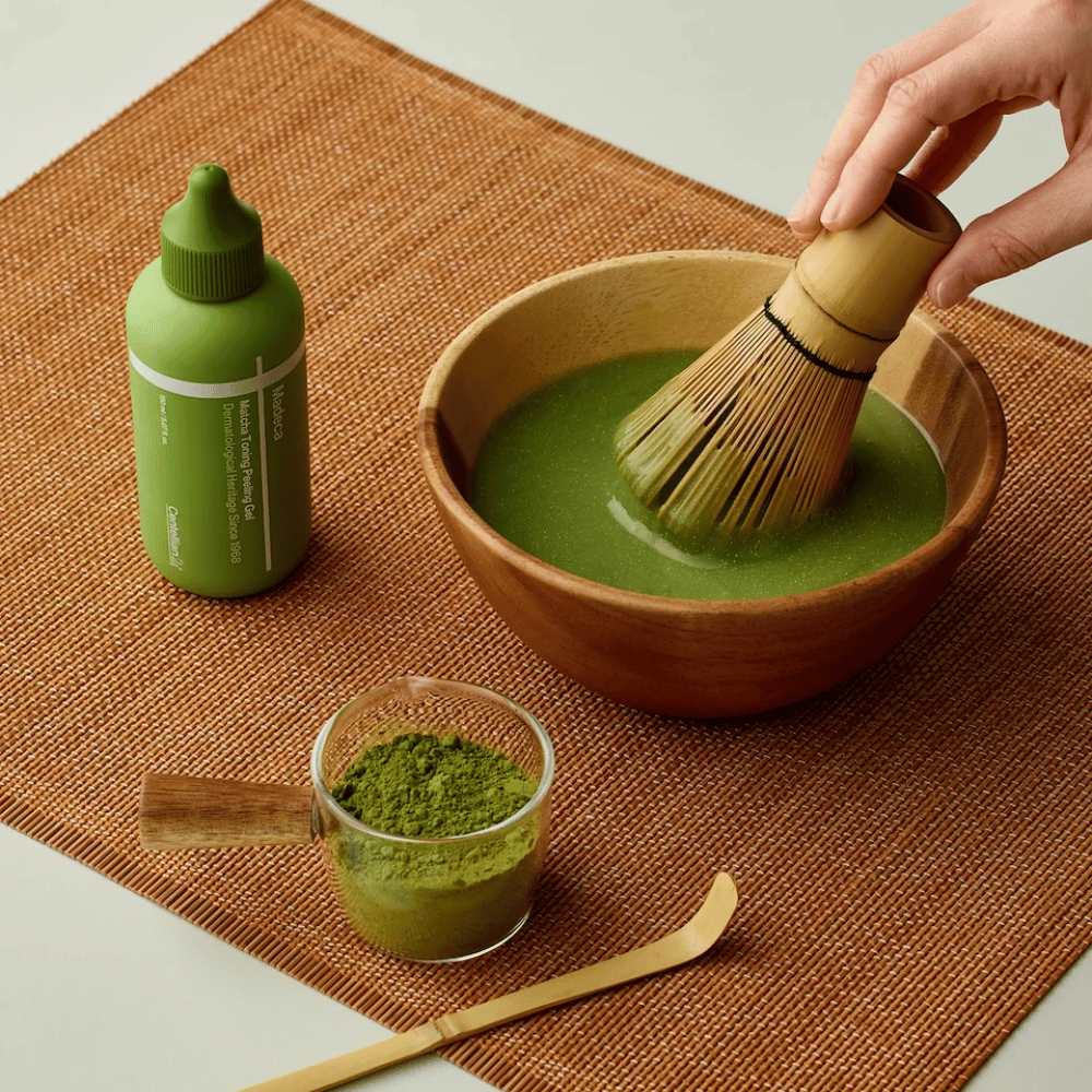 Centellian24 Madeca Matcha Toning Peeling Gel slika sestavin – peeling gel navdihnjen z matcho, ki pomaga očistiti kožo, odstraniti odmrle kožne celice in izboljšati sijaj kože.