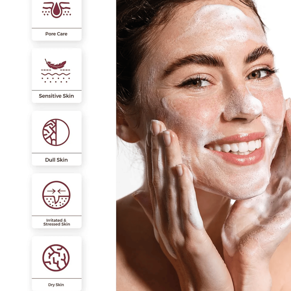 Oseba, ki uporablja Centellian24 Madeca Amino Acid Cleansing Foam – blago korejsko čiščenje obraza, ki ustvarja mehko peno in pomaga čistiti pore ter pomirja občutljivo kožo.
