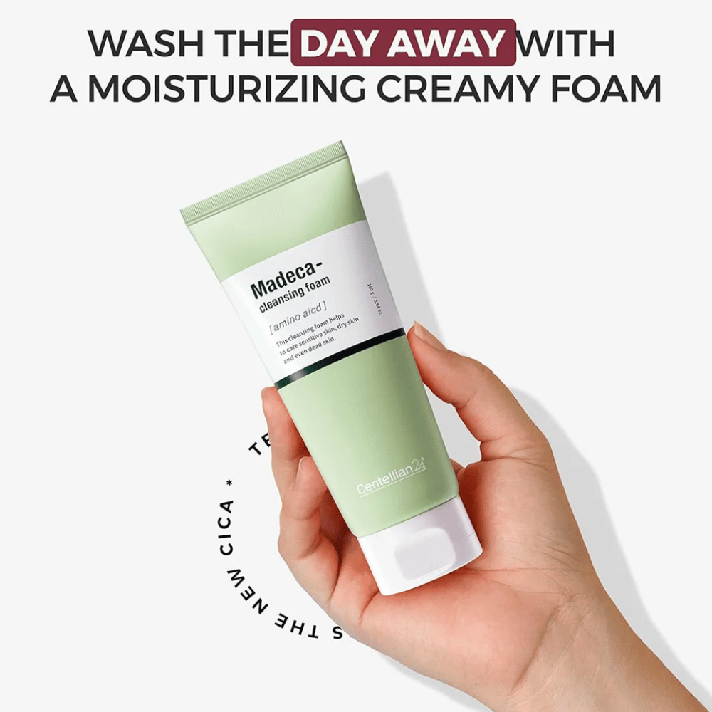Centellian24 Madeca Amino Acid Cleansing Foam v roki – korejsko čiščenje obraza z aminokislinami in Centella Asiatica, ki ustvarja kremasto peno in nežno očisti kožo, ne da bi jo izsušilo.