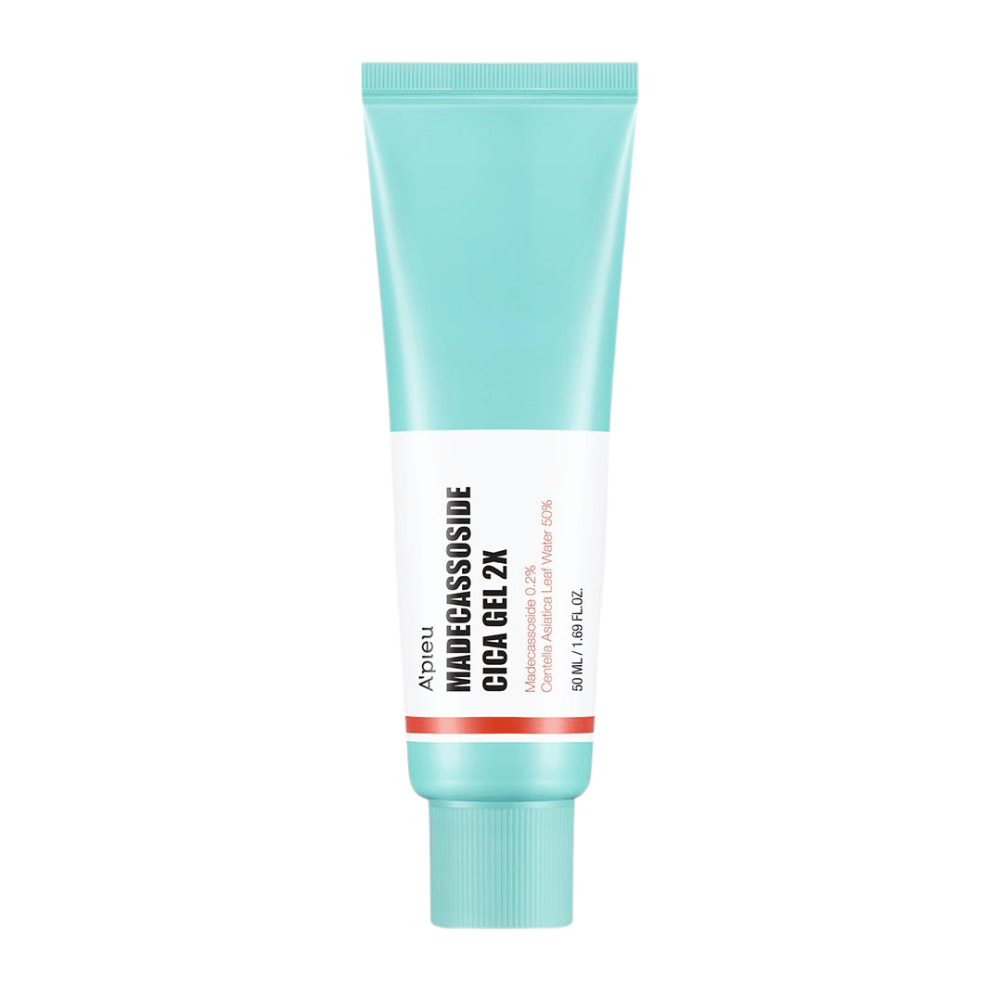 A’pieu Madecassoside Cica Gel 2X v turkizni tubi z belo etiketo in črnim ter rdečim besedilom, postavljeno na belo ozadje.