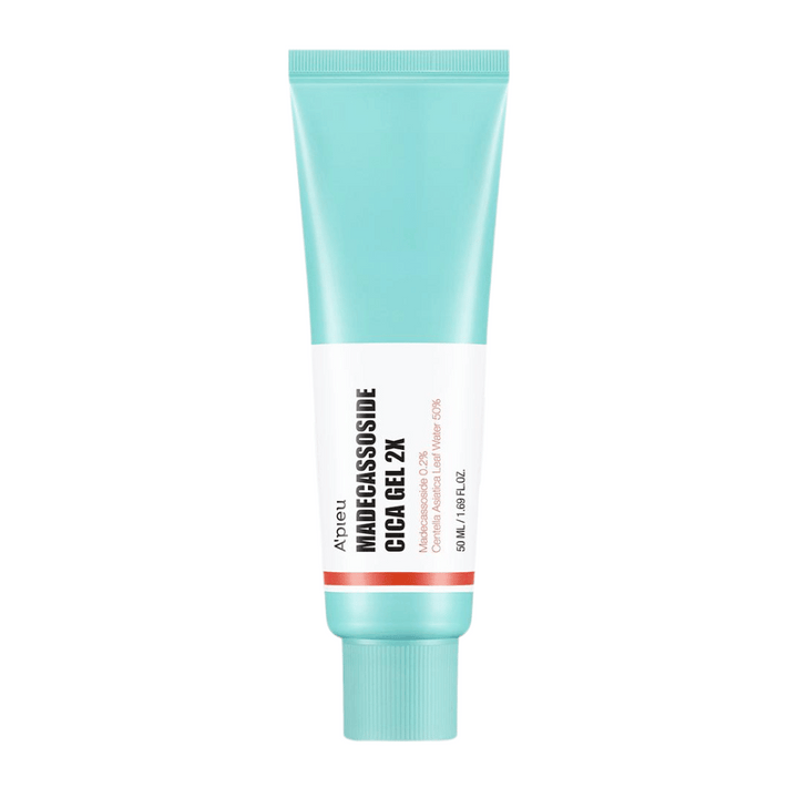 A’pieu Madecassoside Cica Gel 2X v turkizni tubi z belo etiketo in črnim ter rdečim besedilom, postavljeno na belo ozadje.