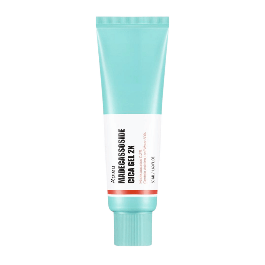 A’pieu Madecassoside Cica Gel 2X v turkizni tubi z belo etiketo in črnim ter rdečim besedilom, postavljeno na belo ozadje.