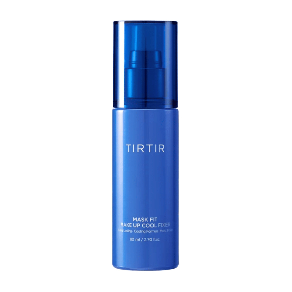 Modra razpršilna steklenička z oznako "TIRTIR Mask Fit Make Up Cool Fixer". Oblikovanje stekleničke je elegantno in moderno, vsebuje pa 80 ml (2,70 fl. oz.) izdelka, ki ponuja dolgotrajen in osvežujoč zaključek za ličila.