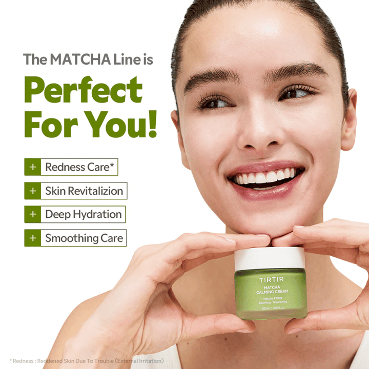 Ženska drži TIRTIR Matcha Calming Cream, ki pomirja pordelo kožo, zagotavlja globinsko vlaženje in krepi kožno bariero za zdrav sijaj.
