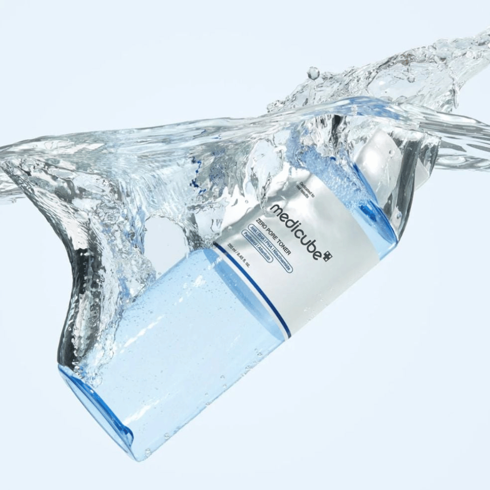 Medicube Zero Pore Toner 250 ml, eksfolianten tonik za obraz z AHA, BHA in PHA. Prosojna modra steklenička, obdana z velikim pljuskom vode.
