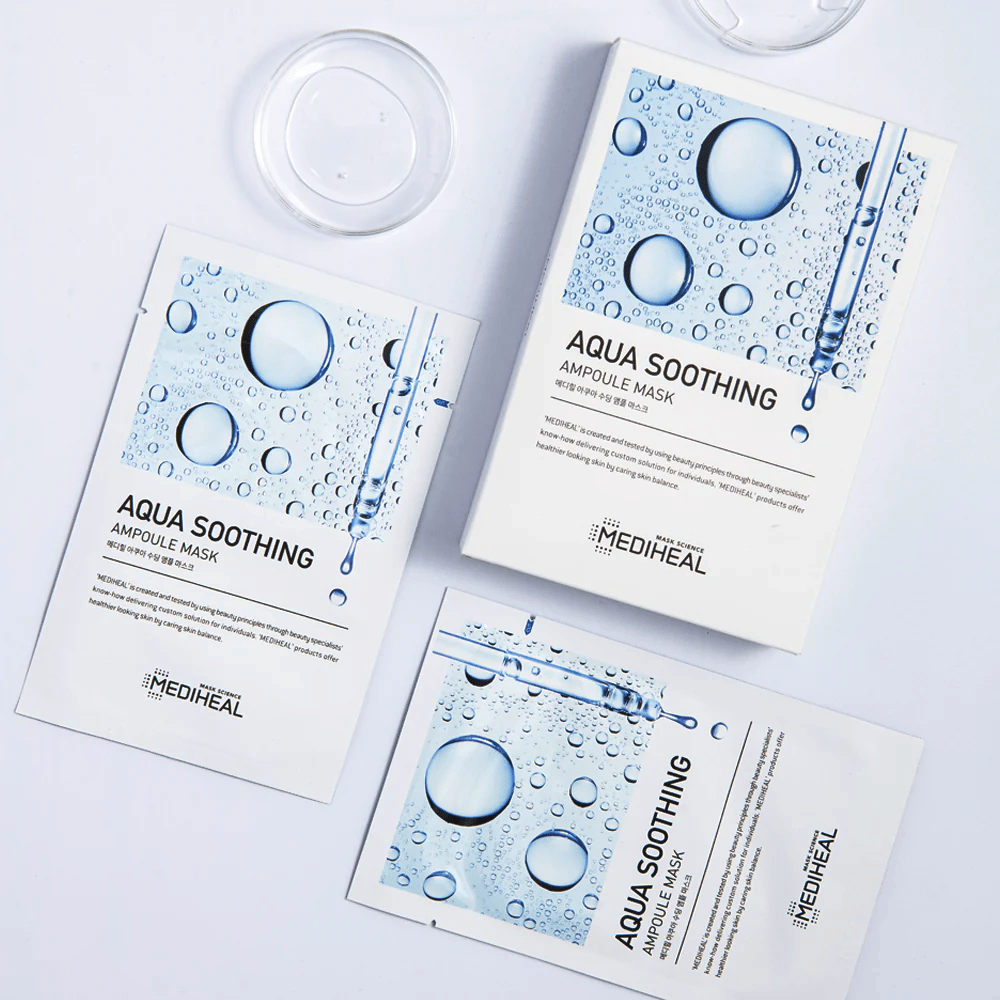 Tri embalaže "AQUA SOOTHING AMPOULE MASK" znamke MEDIHEAL z dizajnom, ki prikazuje vodne kapljice na beli površini. Na vrhu slike je viden prozoren plastični pokrov.