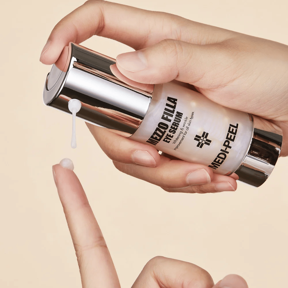 Uporaba MEDI-PEEL Mezzo Filla Eye Serum na konici prsta – lahek serum za oči, ki se hitro absorbira in zagotavlja intenzivno vlaženje ter učinek proti staranju.