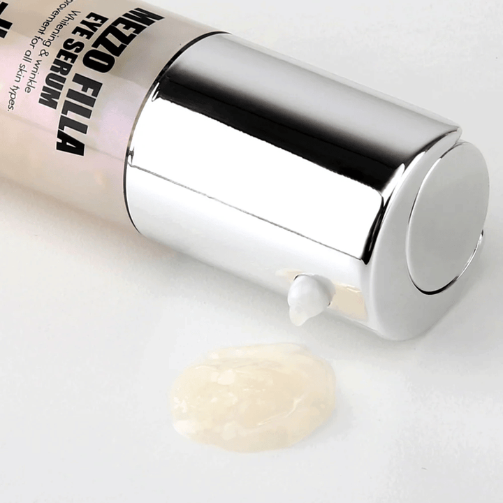 MEDI-PEEL Mezzo Filla Eye Serum v srebrni embalaži z vidno teksturo seruma – korejski serum za oči, ki vlaži, napne in zmanjšuje drobne linije okoli oči.