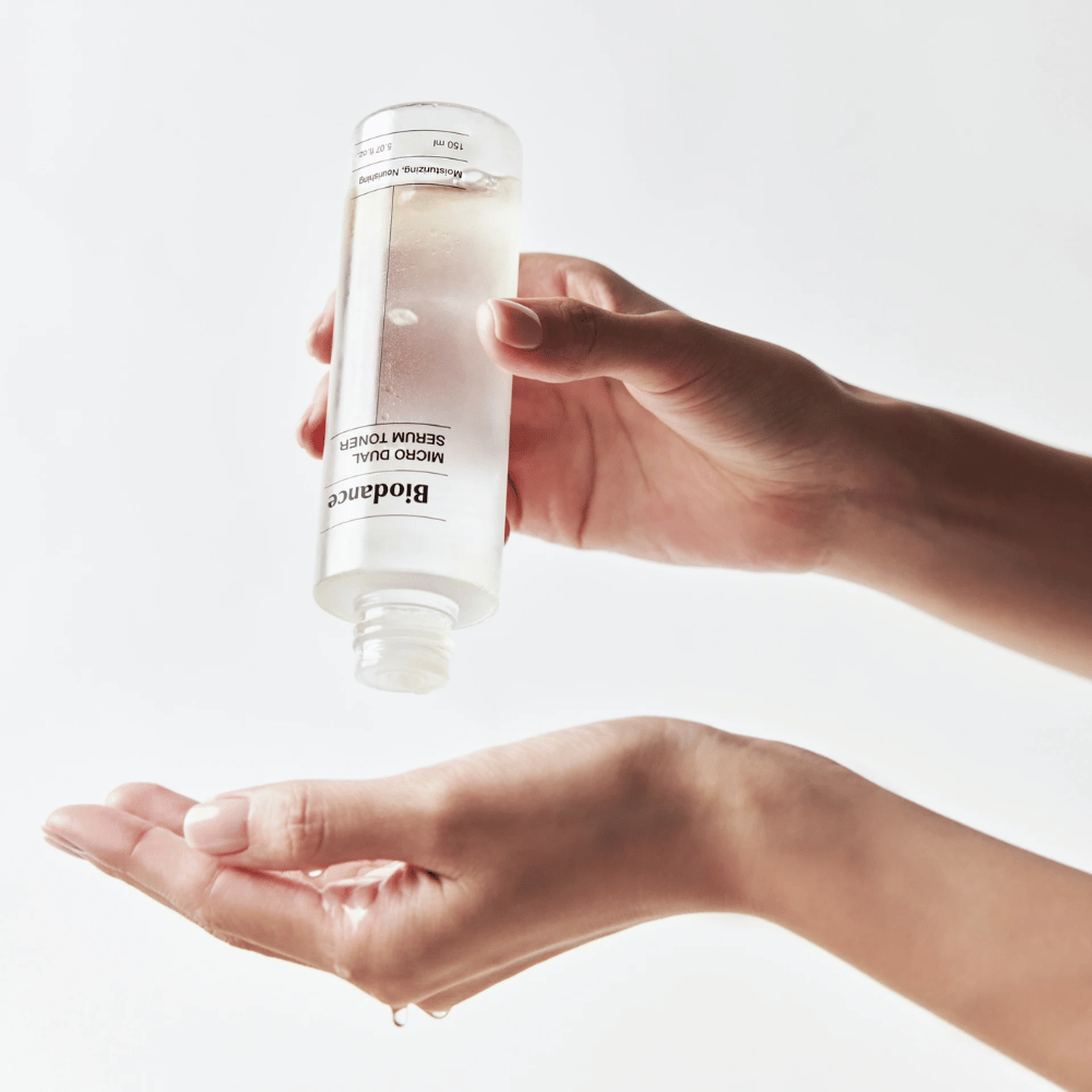 Biodance Micro Dual Serum Toner se nanese na roko – vlažilni in hranilni tonik za obraz z občutkom seruma za suho in občutljivo kožo
