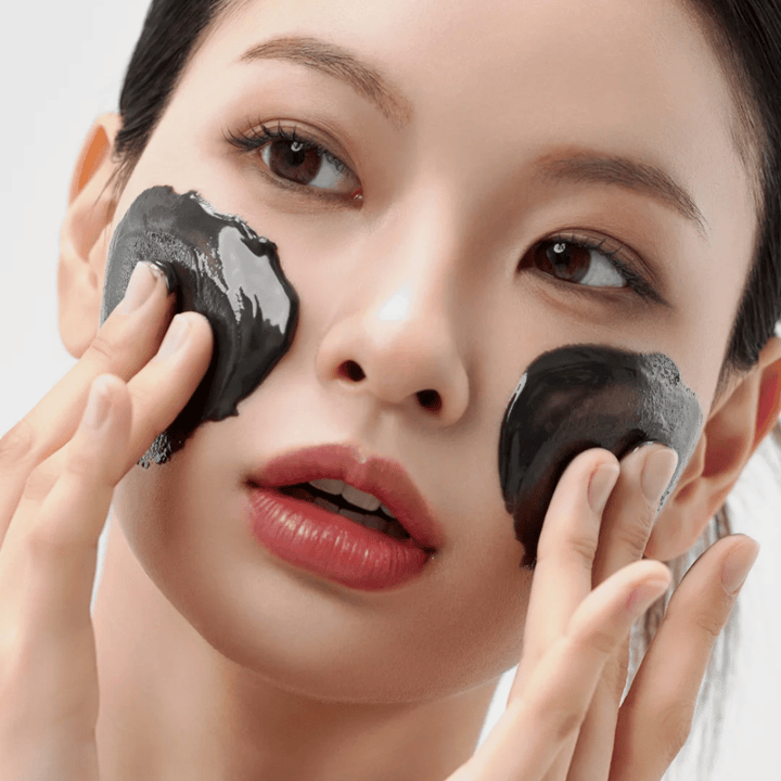 Povečava nanosa Kako Midnight Soothing Cleansing Balm na obrazu. Nežen čistilni balzam, ki raztaplja nečistoče in daje občutek mirne kože.