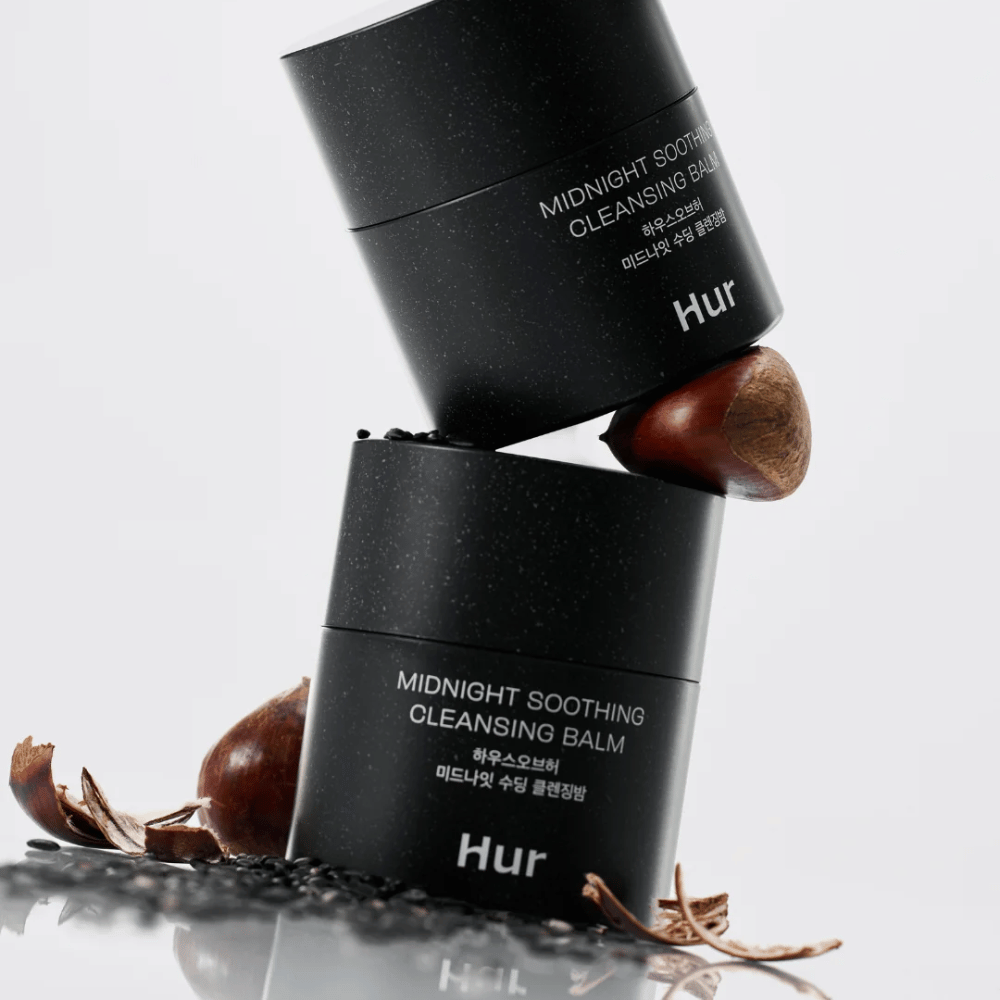 Dve posodi Kako Midnight Soothing Cleansing Balm naloženi z naravnimi sestavinami. Negovalni čistilni balzam za vsakodnevno čiščenje občutljive kože.