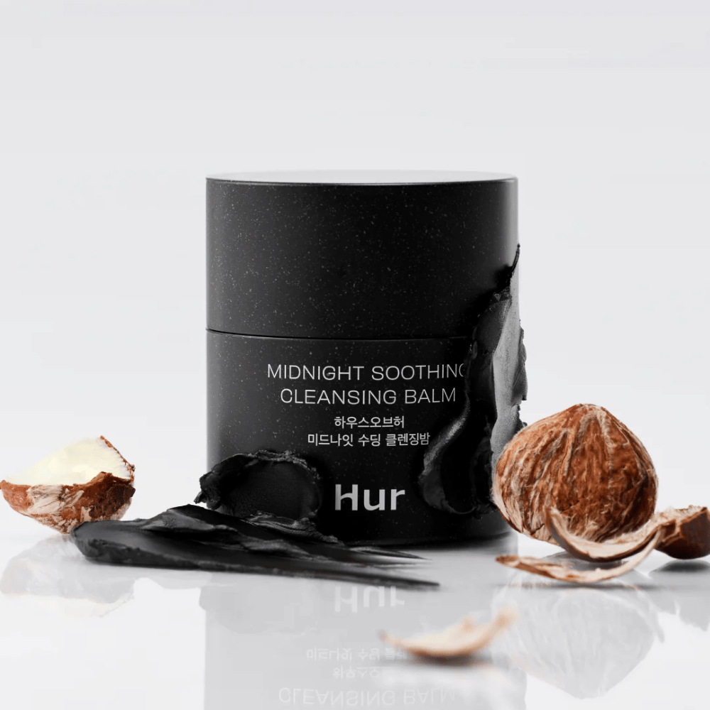 Kako Midnight Soothing Cleansing Balm z balzam teksturo in naravnimi sestavinami. Nežno čiščenje obraza, ki pomirja kožo in odstranjuje ličila.