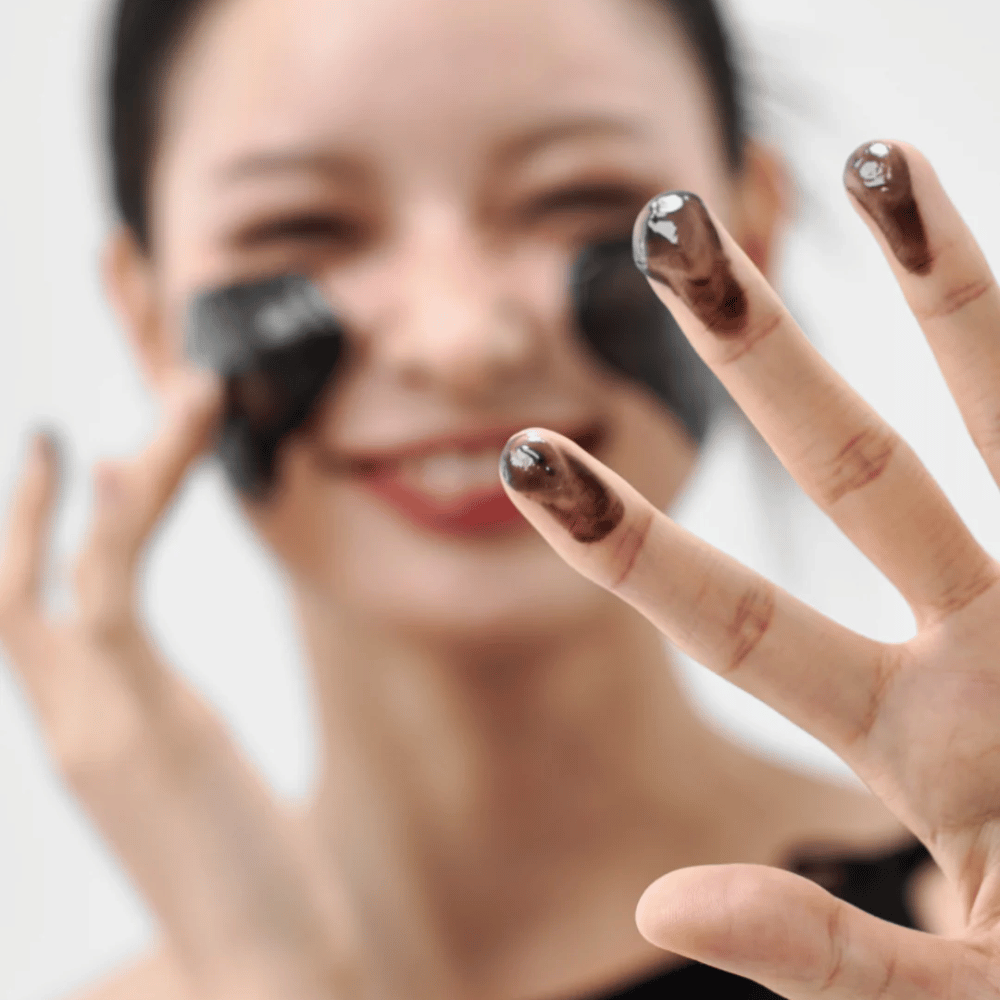 Model nanese Kako Midnight Soothing Cleansing Balm na kožo. Kremni čistilni balzam, ki globinsko čisti in pusti kožo mehko in uravnoteženo.