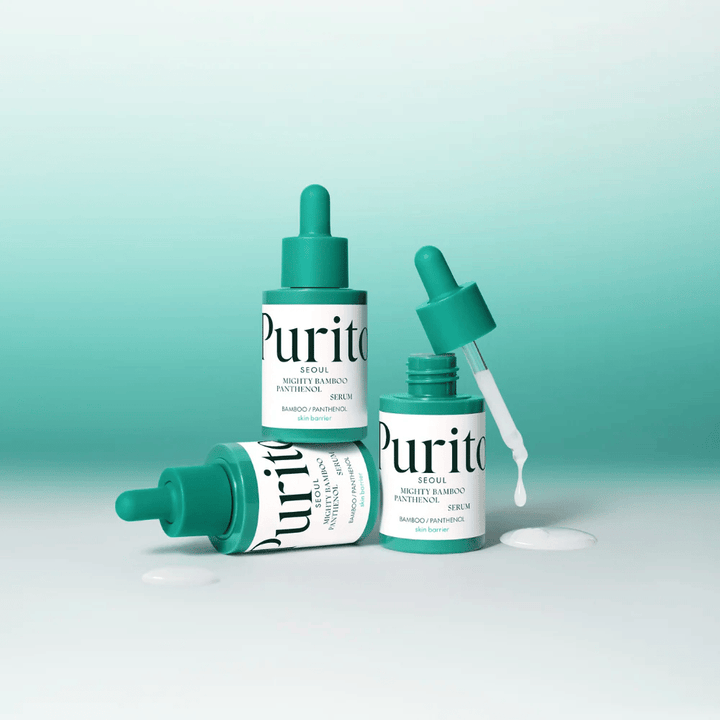 Tri stekleničke Purito Mighty Bamboo Panthenol Serum – vlažilni serum, ki krepi kožno pregrado in daje svež sijaj.