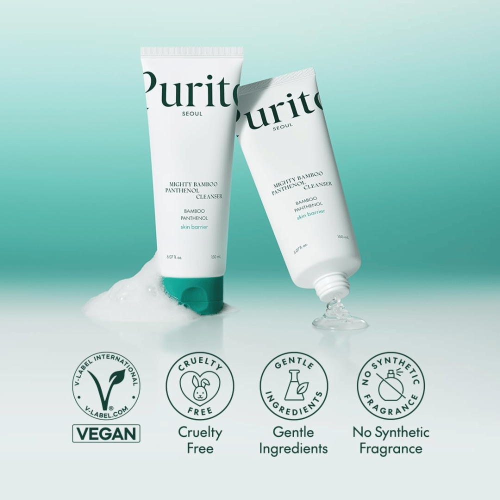 Dve embalaži Purito Mighty Bamboo Panthenol Cleanser sta prikazani s peno, skupaj z ikonami za vegansko, cruelty-free in brez parfuma formulo.